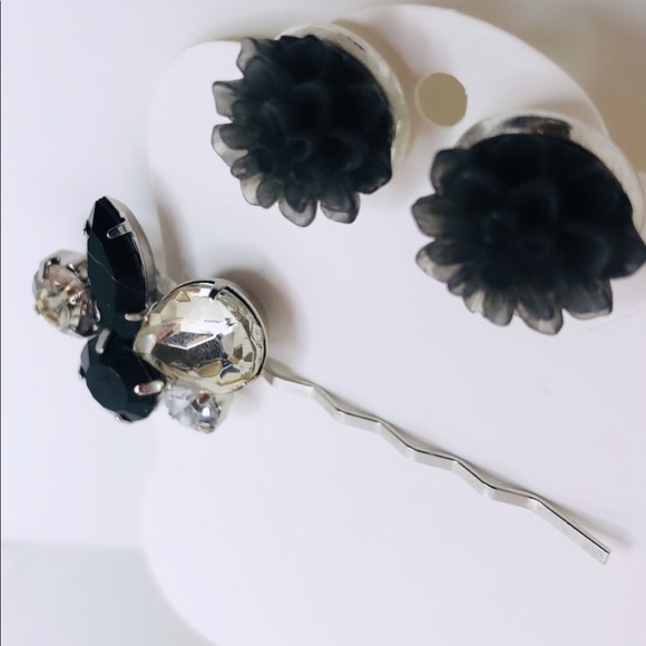 ☼4 for 20$☼ Matching Flower Earrings and Barrette Set - Picture 2 of 3